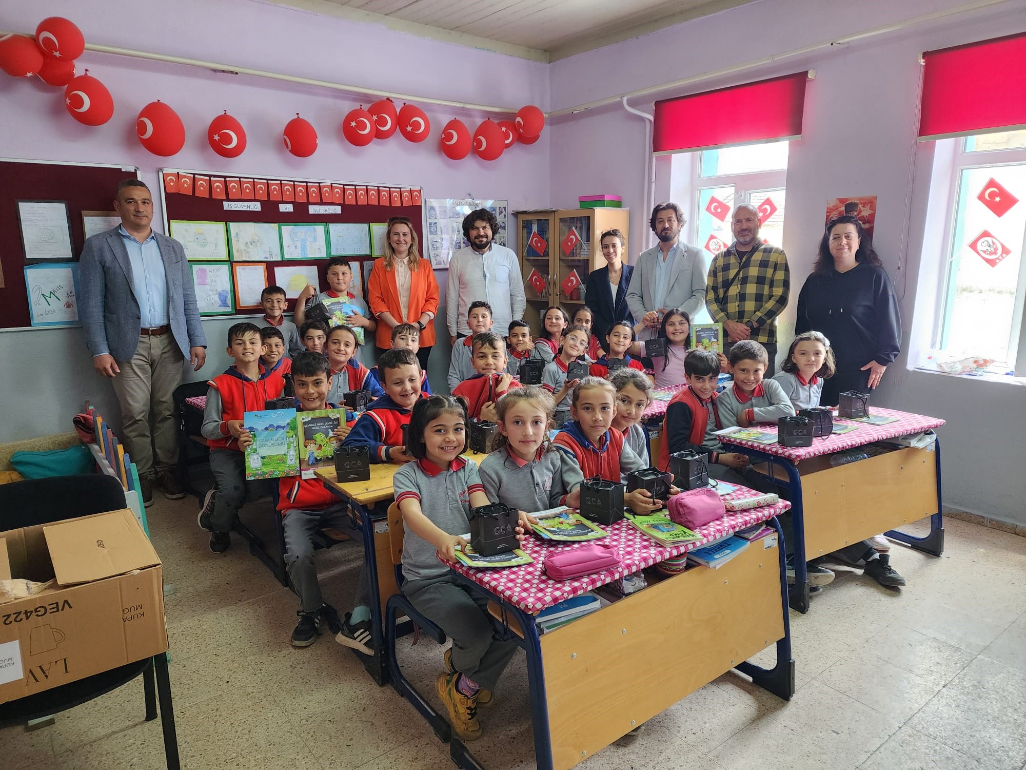 School class in Turkiye with GCA and their Recycling Detectives project