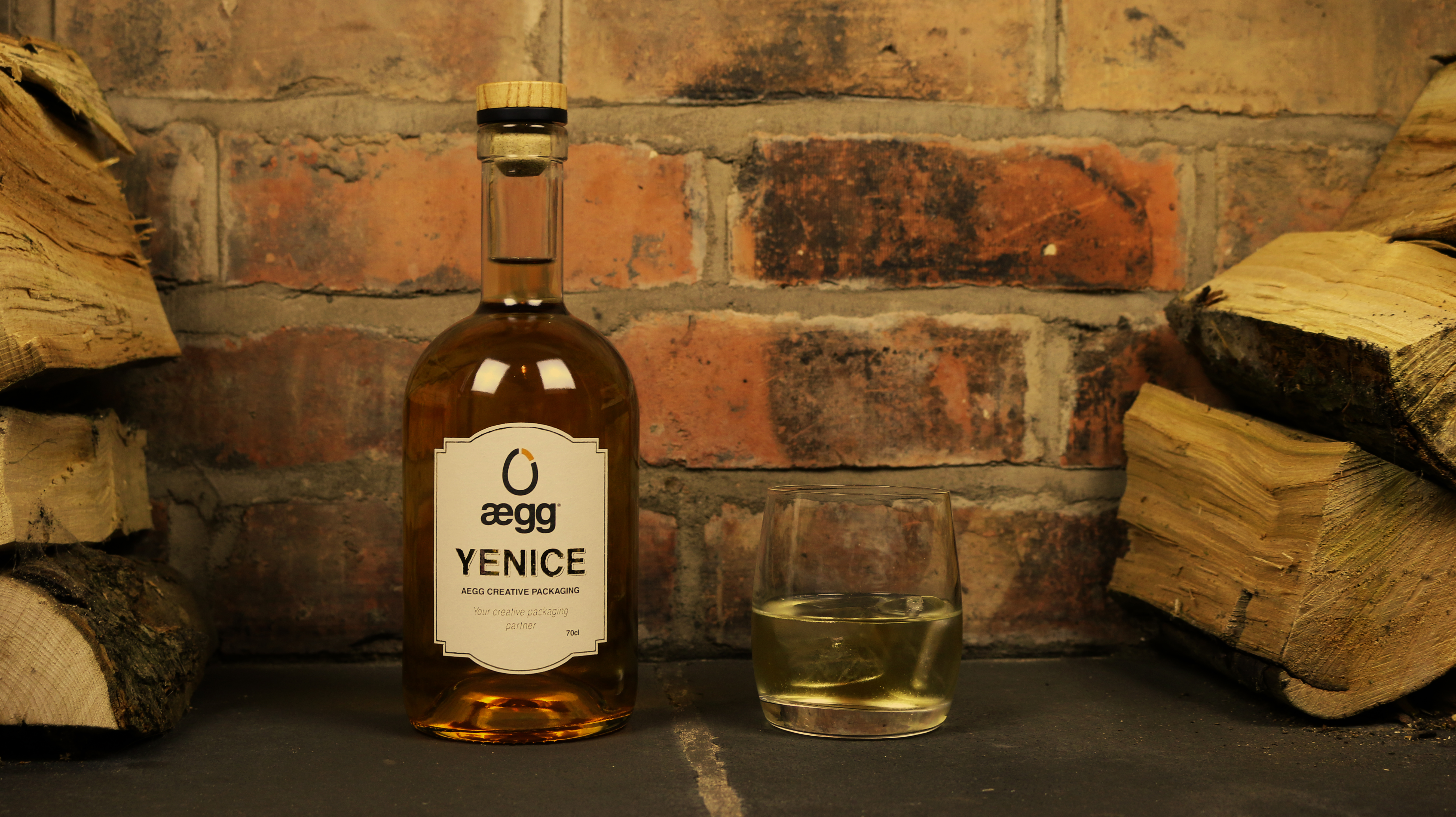 Whisky bottle Yenice from Aegg.  The Yenice bottle is also suitable for a variety of spirits due to its versatile design.